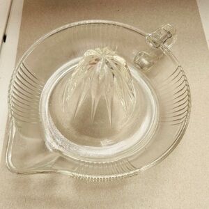Vintage juicer, clear glass, juice citrus, has handle & spout. Clear heavy glass